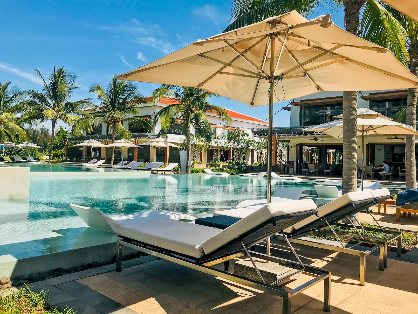 Lucerne Living Cosmo Deluxe Lounger