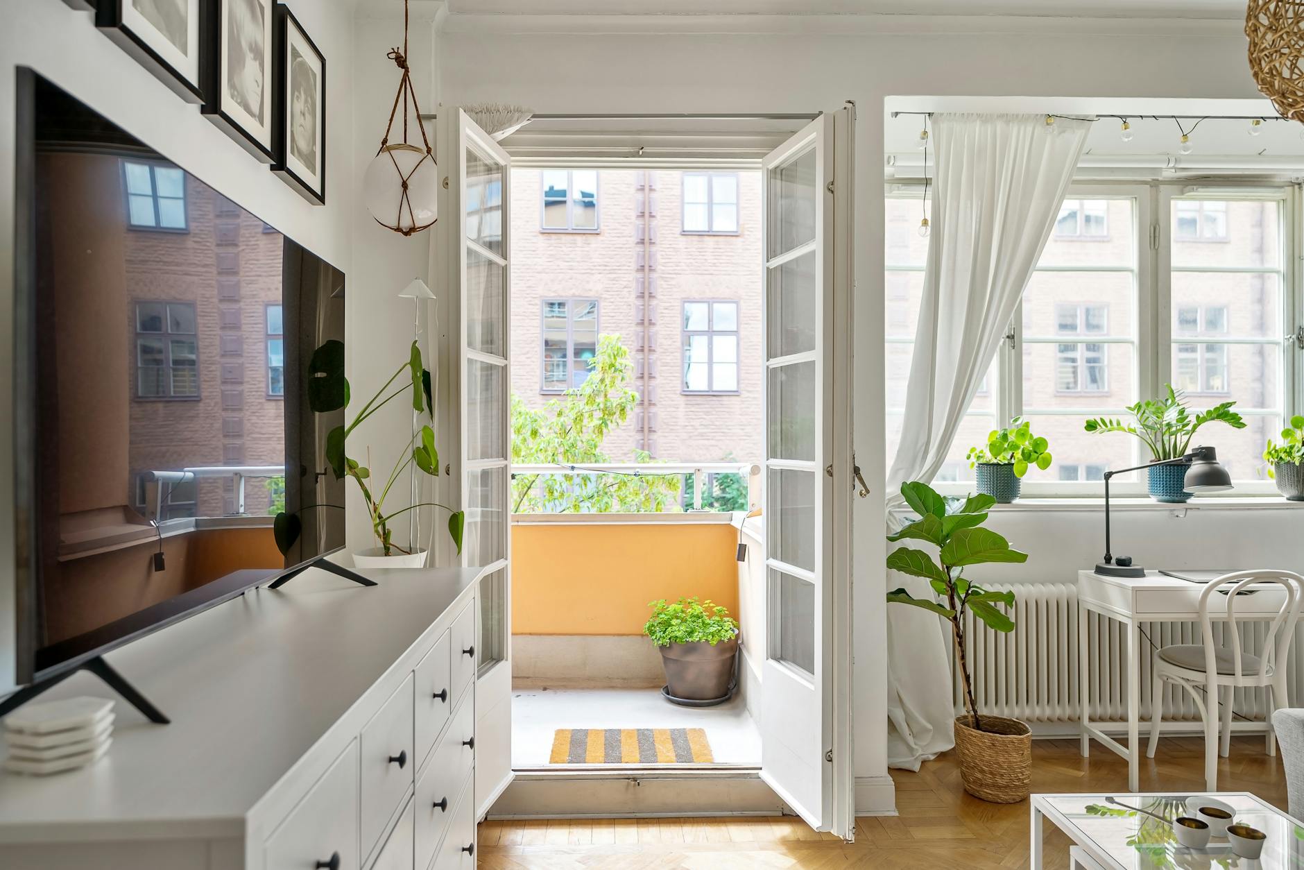 Northvik Brookline Extendable TV Unit