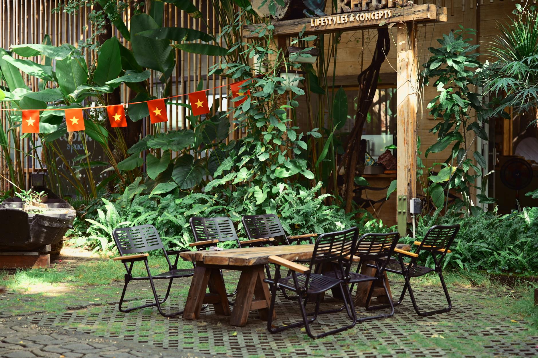 Veld Studio Bergen Wide Garden Table